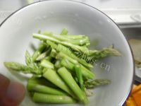好喝的西红柿芦笋肉片汤做法图解3)