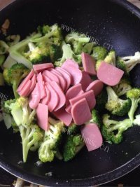 家常菜西兰花炒火腿做法图解7)