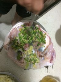 美味的剁椒鱼头做法图解4)