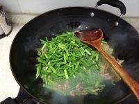 家常菜蒜薹炒肉丝做法图解4)