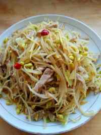 家常黄豆芽炒肉做法图解4)