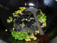 美味的鸡丁炒饭做法图解7)