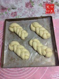 美味的香葱芝士辫子面包做法图解15)