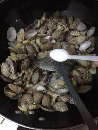 色泽不错的香辣花甲做法图解8)