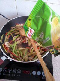 诱人的芹菜肉丝做法图解11)