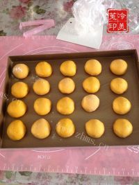 自制南瓜小餐包做法图解14)