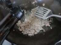 家常菜肉末炒酸豆角做法图解5)