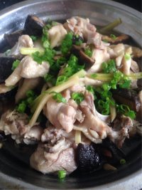 美味的香菇蒸滑鸡