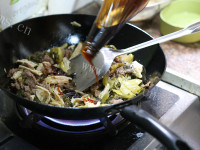 家常菜酸菜炒牛肉做法图解5)