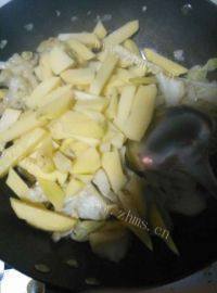 家常菜土豆炖白菜做法图解3)