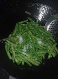 家常菜肉片四季豆做法图解4)