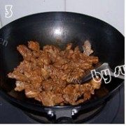 家常菜白萝卜炖牛腩做法图解3)
