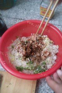 简易的猪肉芹菜水饺做法图解7)