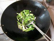 美味的蒜苗炒豆腐做法图解4)