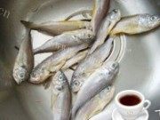 酥炸小黄鱼做法图解1)