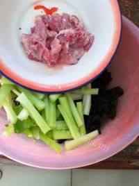 家常菜芹菜木耳炒肉片做法图解1)