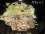 家常菜白菜炒平菇做法图解6)