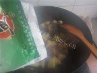 最爱的排骨炖土豆做法图解8)