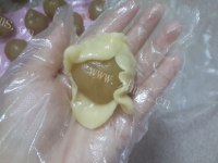 自制广式蛋黄莲蓉月饼做法图解10)