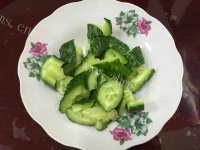 色香味俱全的凉拌黄瓜做法图解3)