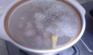 茶树菇排骨汤做法图解5)