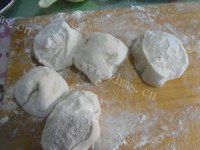 美味的葱花油饼做法图解3)