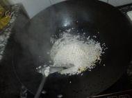 诱人的皮蛋瘦肉粥做法图解3)
