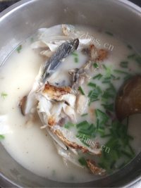 回味无穷的鱼头汤做法图解4)