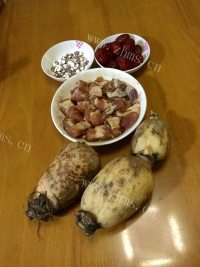 美味的莲藕排骨汤做法图解1)
