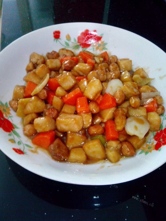 色泽鲜亮的宫保鸡丁