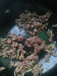 口味极佳的西兰花炒牛肉做法图解5)