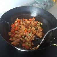 鲜美可口的辣白菜炒饭做法图解5)