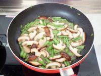 香菇炒豆角做法图解9)