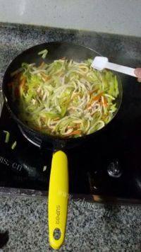 家常菜素炒韭黄