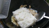 香气逼人的火腿蛋炒饭做法图解14)