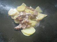 美味的肉片炒土豆做法图解11)
