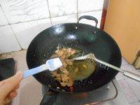 下饭的酸豆角炒肉做法图解7)
