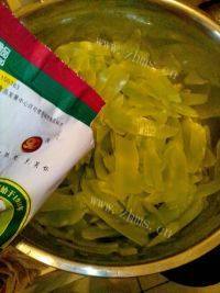 家常菜莴笋木耳炒肉片做法图解4)