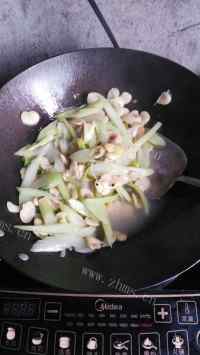 爽口的西芹炒豆瓣做法图解6)