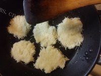 垂涎欲滴的土豆饼做法图解5)