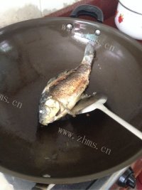 美味的鲫鱼豆腐汤做法图解2)