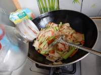 家常菜西芹炒豆皮做法图解7)