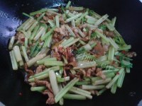 芹菜炒肉片做法图解9)