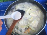 美味佳肴般的鲫鱼白菜豆腐汤做法图解5)