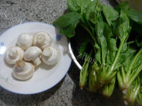 家常菜蘑菇炒菠菜做法图解1)