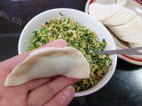 自己做的芹菜鸡蛋水饺做法图解11)