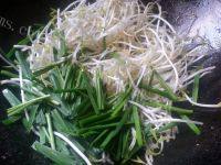 家常的豆芽炒韭菜做法图解5)