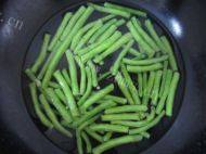好吃的豆角炒肉片做法图解2)