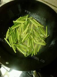 家常菜蒜薹炒肉做法图解7)