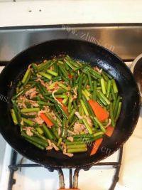 家常菜肉丝蒜苗做法图解15)